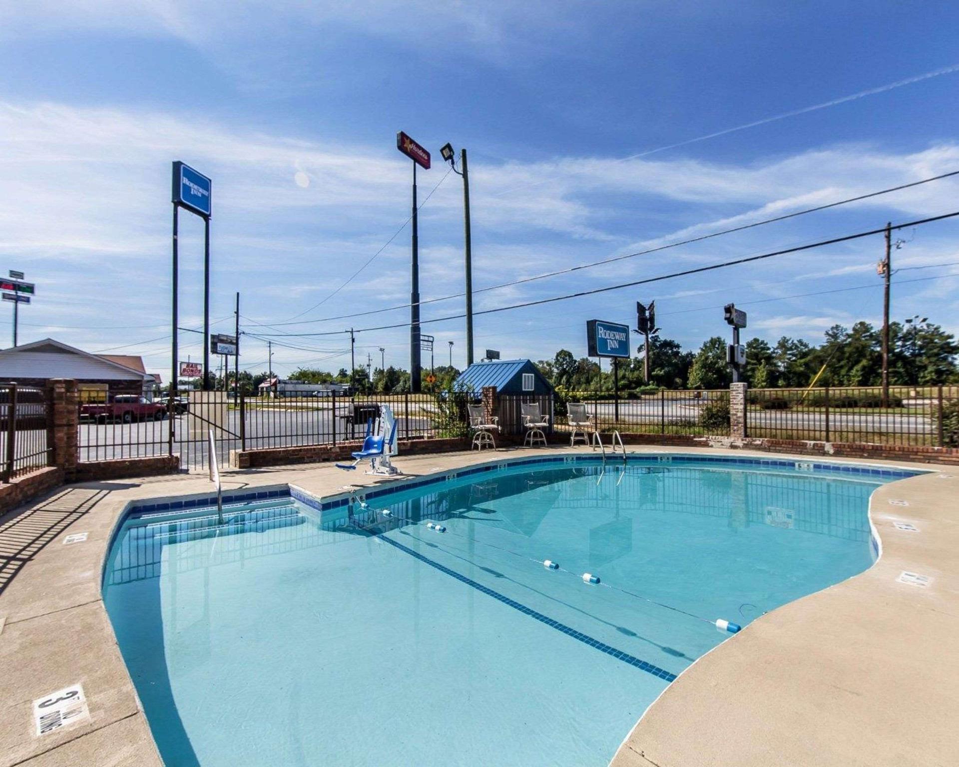Days Inn By Wyndham Calhoun Ga I-75 And Us-41 Exterior photo