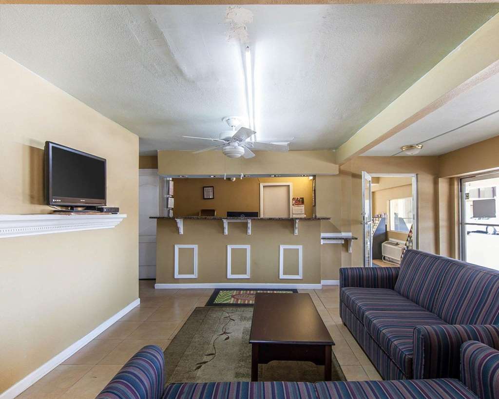Days Inn By Wyndham Calhoun Ga I-75 And Us-41 Interior photo