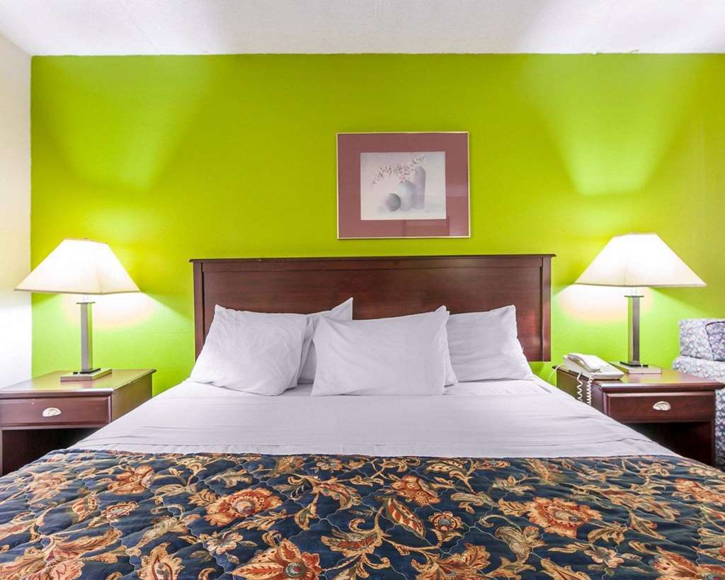 Days Inn By Wyndham Calhoun Ga I-75 And Us-41 Room photo